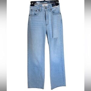 NWT Abercrombie and Fitch The 90’s Relaxed Jeans High Rise in Medium Wash